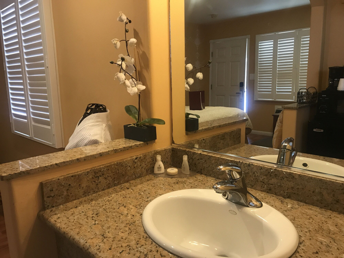 Bathroom 4, Chardonnay Lodge, Napa