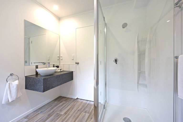Bathroom 3, Camellia Court Motel, Hutt city