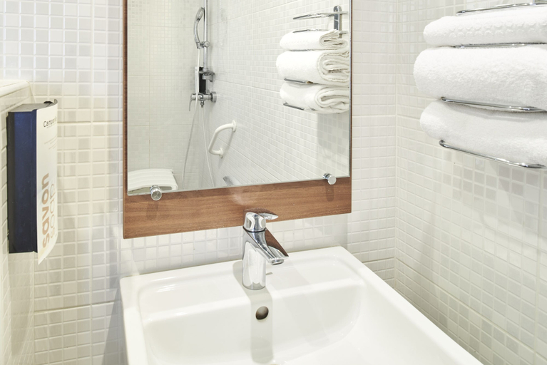 Bathroom 5, Sure Hotel by Best Western Valence Nord, Drôme