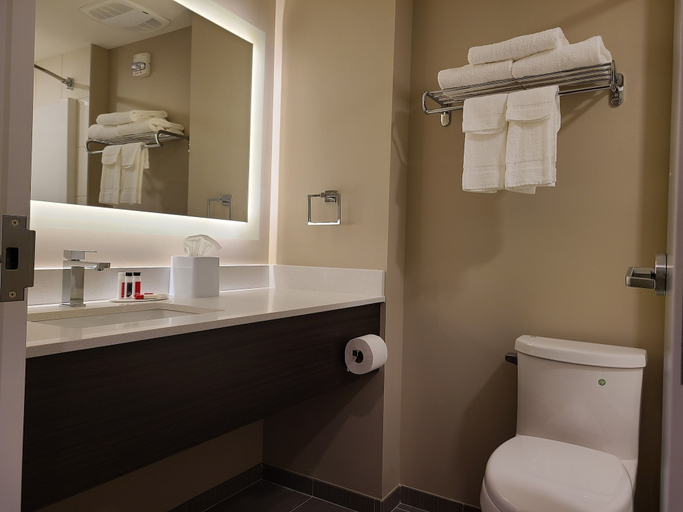 Bathroom 4, Super 8 by Wyndham Thompson, Division No. 22