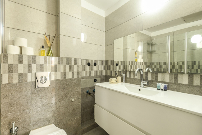 Bathroom 3, Beachside Charm on Ben Yehuda 2BR Apt