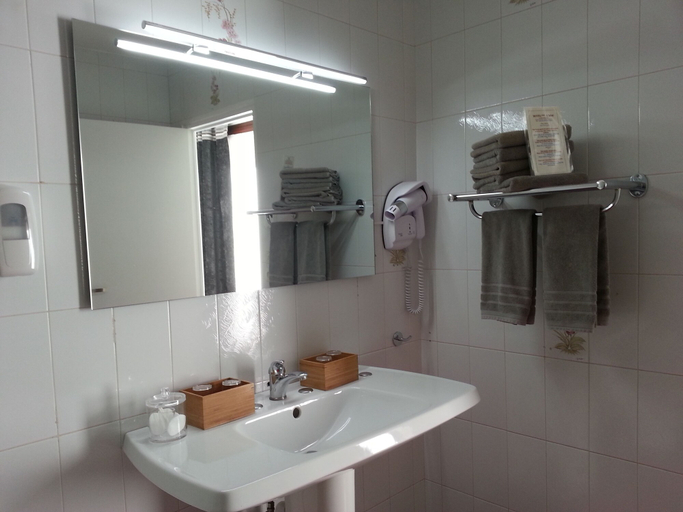 Bathroom 5, Hotel L'Idéal Le Mountbatten, Calvados