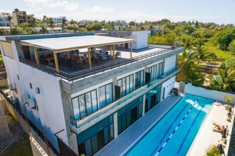 Exterior & Views