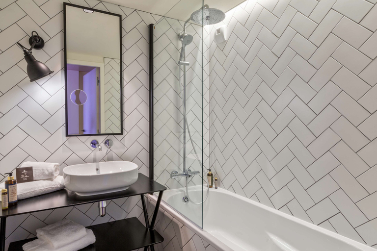 Bathroom 5, Aiden by Best Western Lorient Centre, Morbihan