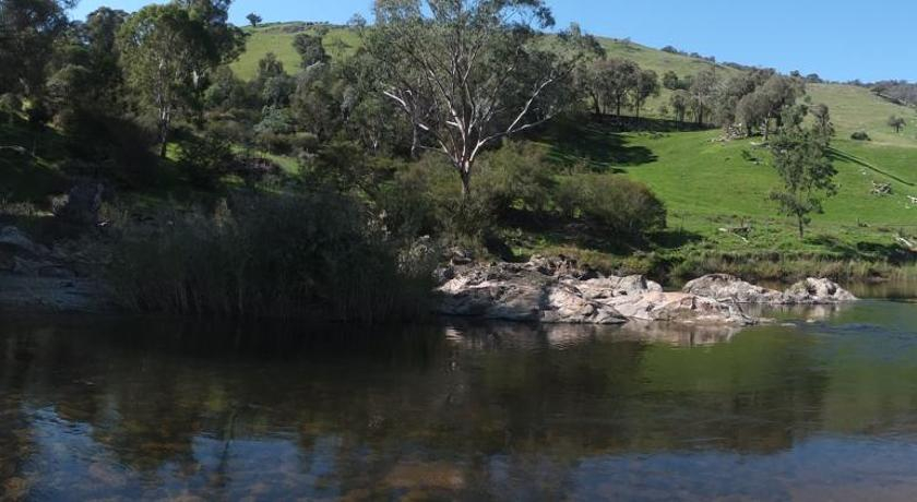 Exterior & Views 5, Elm Cottage, Tumut
