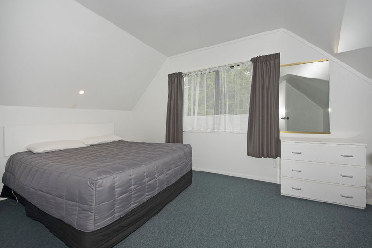 Bedroom 2, Camellia Court Motel, Hutt city