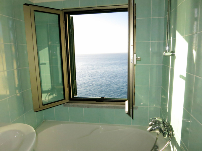 Bathroom 4, Superior Rentals in Madeira - Lido, Funchal