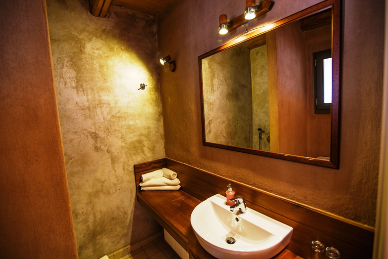 Bathroom 5, Pritanio, Peloponnese