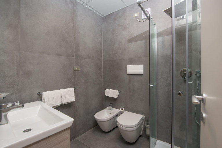 Bathroom 5, Hotel Club Eloro, Syracuse
