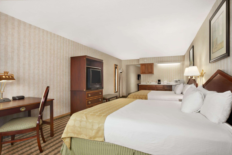 Bedroom 3, Ramada by Wyndham Saginaw Hotel & Suites, Saginaw