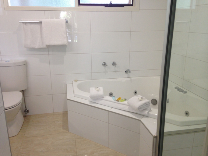 Bathroom 5, Kaloha Holiday Resort, Bass Coast - Phillip Is.