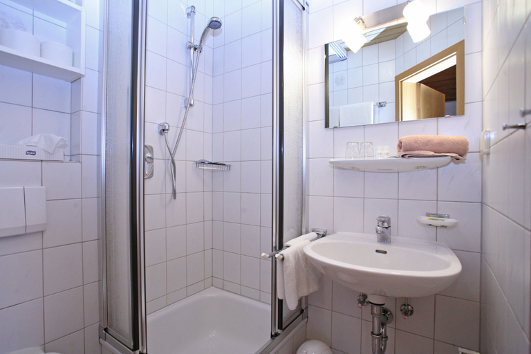 Bathroom 5, Beim Nuihausa, Traunstein