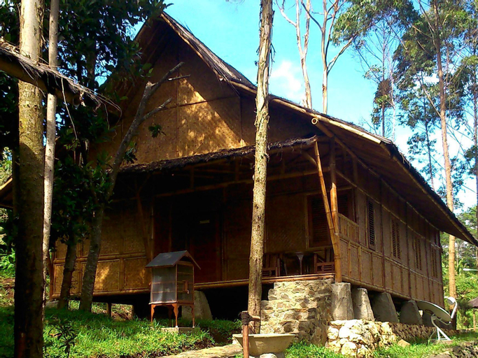 Villa Kampung Karuhun Sutan Raja, Bandung