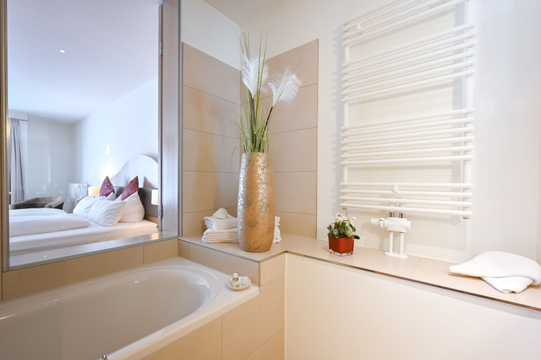 Bathroom 5, Villa Ludwig Suite Hotel & Chalet, Ostallgäu