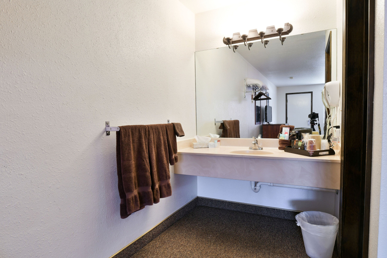 Bathroom 4, Adventure Inn & Motel, Grand