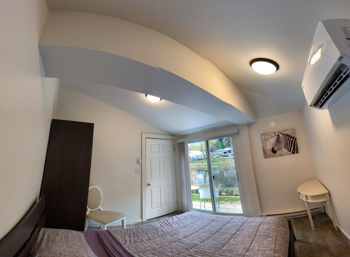 Bedroom 2, Harrison Lake Cottages, Fraser Valley