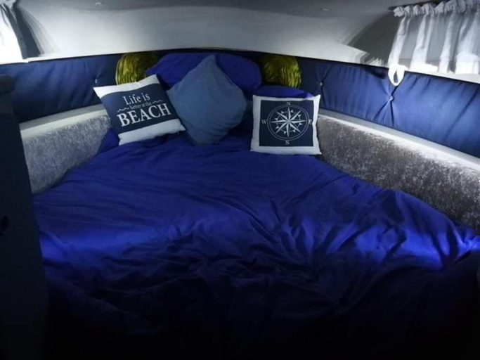 Bedroom, Traditional Boat Sleeps 2 With Cafe, Torbay