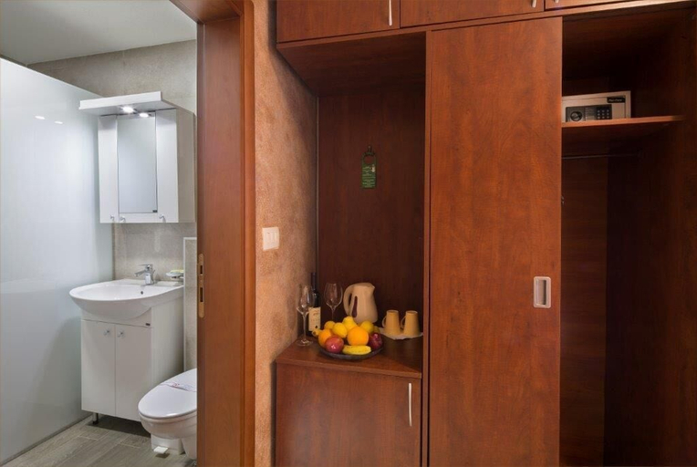 Bathroom 2, Apartments Salus