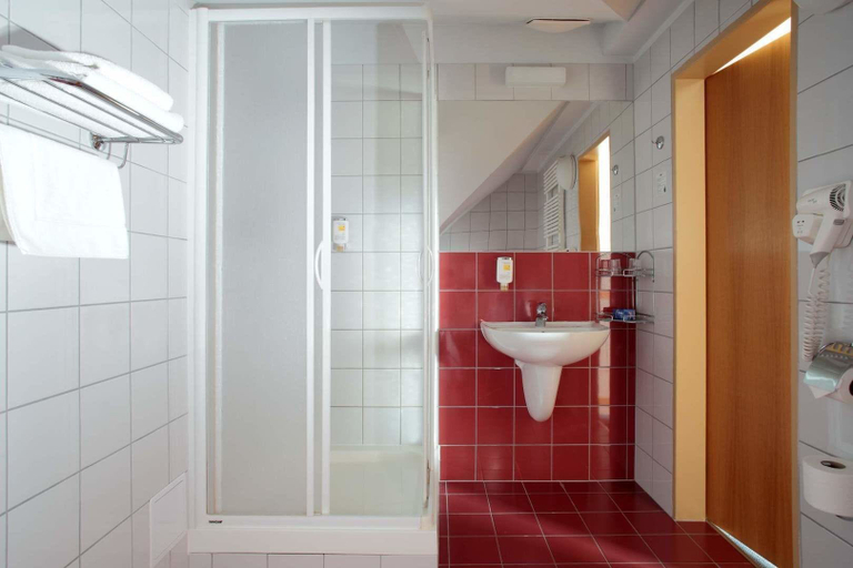 Bathroom 4, Hotel Chvalska Tvrz, Praha 20