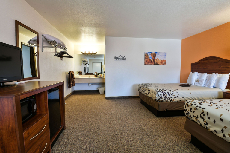 Bedroom 3, Adventure Inn & Motel, Grand