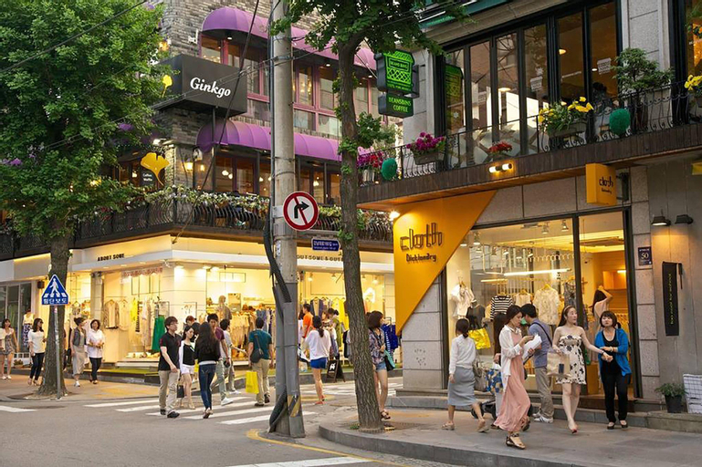 Sinsa Garosugil Studio House, Gangnam