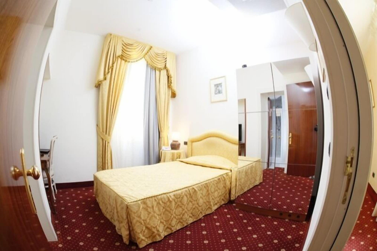 Bedroom 2, Grande Albergo Internazionale, Brindisi