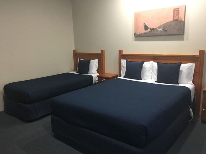 Bedroom 2, Breakout Motor Inn, Cowra