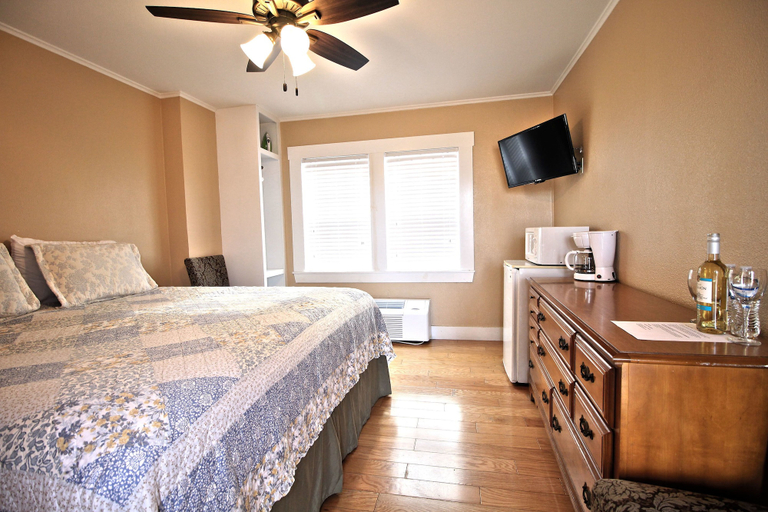 Bedroom 2, Peach Tree Inn & Suites, Gillespie