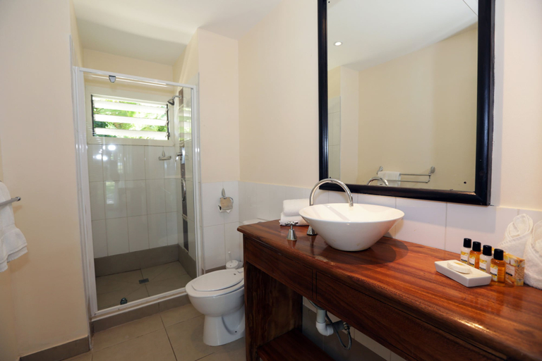 Bathroom 5, Nakelo Treasure Island Resort & Spa, Ba