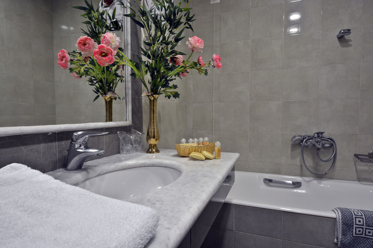 Bathroom 5, Prince Stafylos, Thessaly