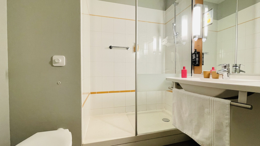 Bathroom 5, ibis Gap, Hautes-Alpes