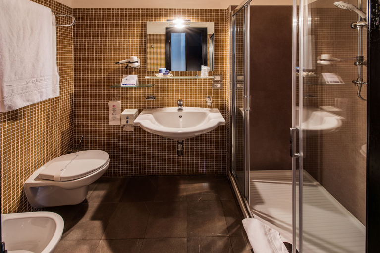 Bathroom 5, Sea Lion Hotel, Pescara