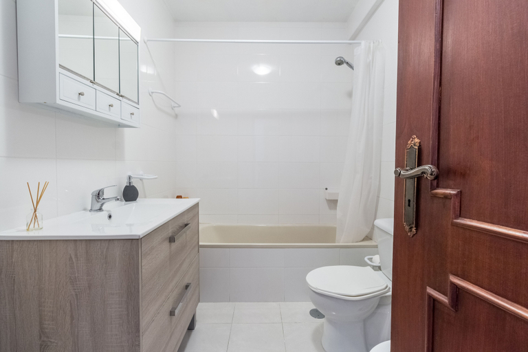 Bathroom 4, House and People - Feliciano Ramos, Braga