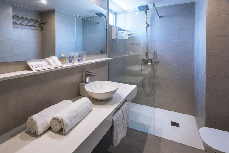 Bathroom 5, Hotel GHT S'Agaró Mar, Girona