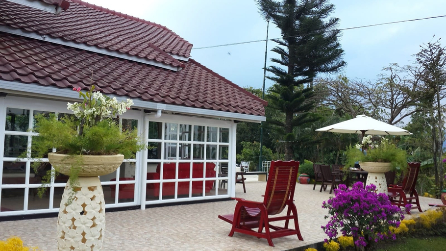 Exterior & Views 12