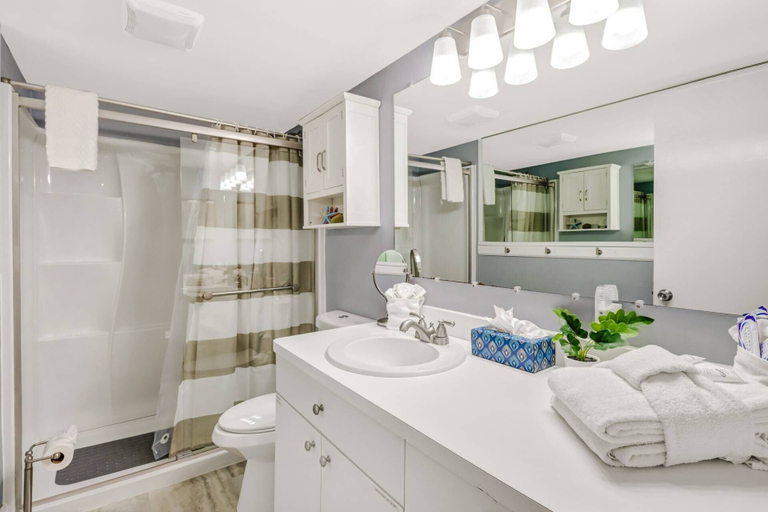 Bathroom, Beach & Tennis 3808, Lee