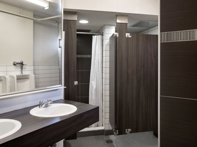 Bathroom, ZUM Auberge d'été - Résidences de l'Université de Montréal, Montréal