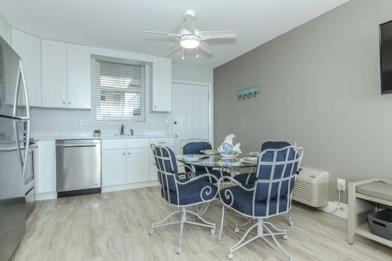 Others 4, Beach & Tennis 3808, Lee