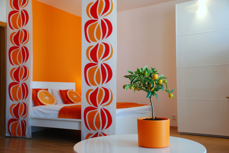 Others 4, A nice place to stay, Praha 18