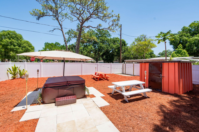 Others 3, Sleeps 4 Hot Tub Fenced INN, Hillsborough