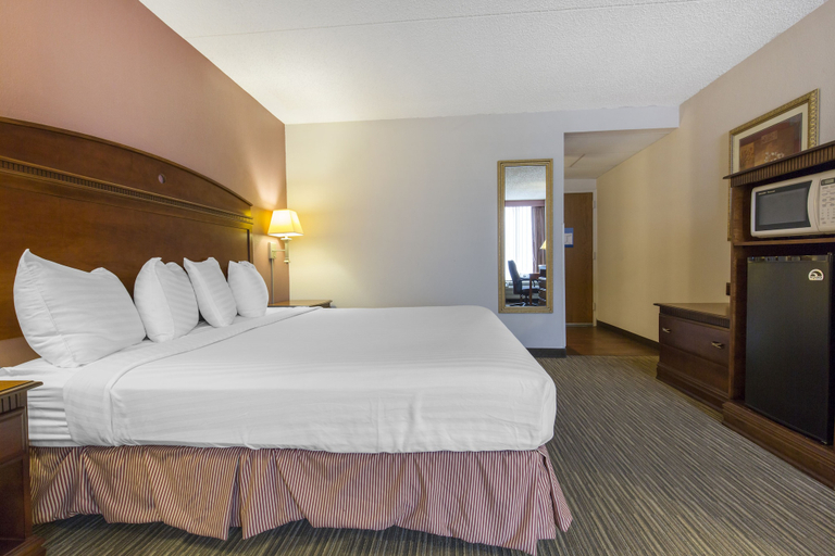 Bedroom 3, Greenstay Hotel & Suites, Greene