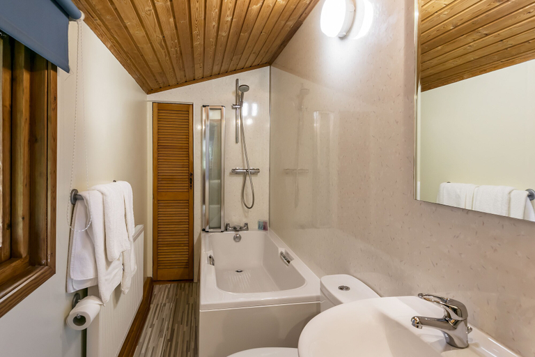 Bathroom 4, Gamekeepers Inn, North Yorkshire