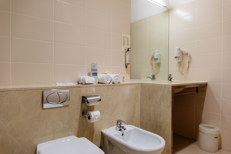 Bathroom 16
