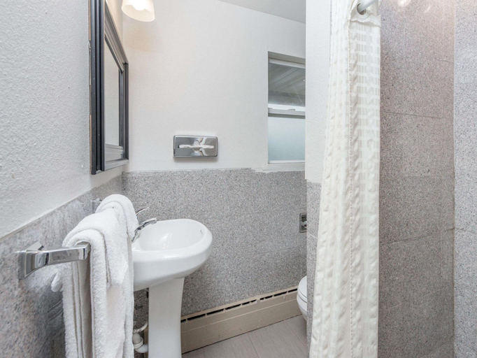 Bathroom 4, Knights Inn - Pittsfield, IL, Pike