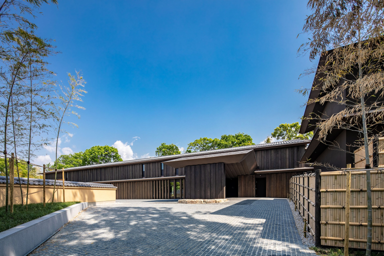 Exterior & Views