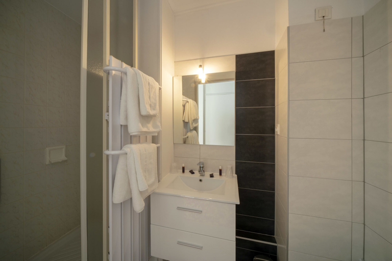 Bathroom 5, Hotel Majestic Alsace, Bas-Rhin