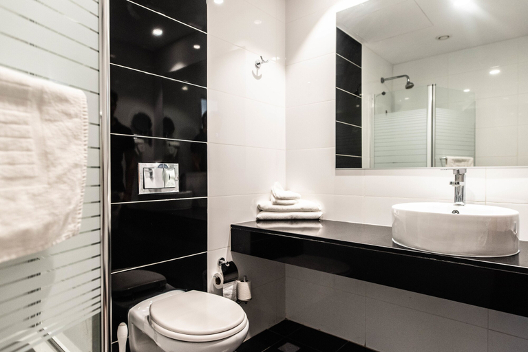 Bathroom 5, Astoria Galilee Hotel