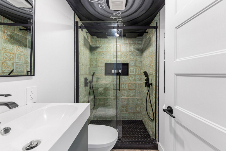 Bathroom 3, Les Petits Chalets, Les Laurentides