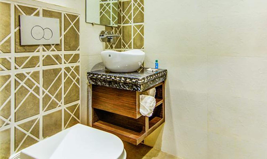 Bathroom, FabHotel Nayyar Inn, Amritsar