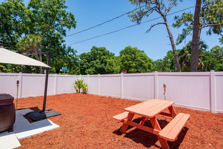 Others 4, Sleeps 4 Hot Tub Fenced INN, Hillsborough